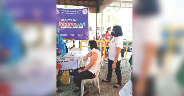 A frontliner in Jordan, GuimAras receives her initial dose of the vaccine against coronavirus disease. PHOTO FROM THE FACEBOOK PAGE OF MAYOR RUBEN CORPUZ