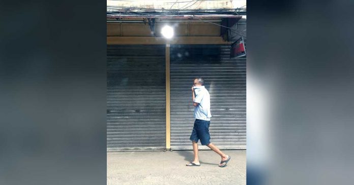 An elderly walks outdoors without his facemask on. President Rodrigo Duterte ordered the Philippine National Police to detain violators of the facemask protocol. While local officials agree on this, they said there must be legal basis first before enforcing such. JAPHET FAJARDO/PN