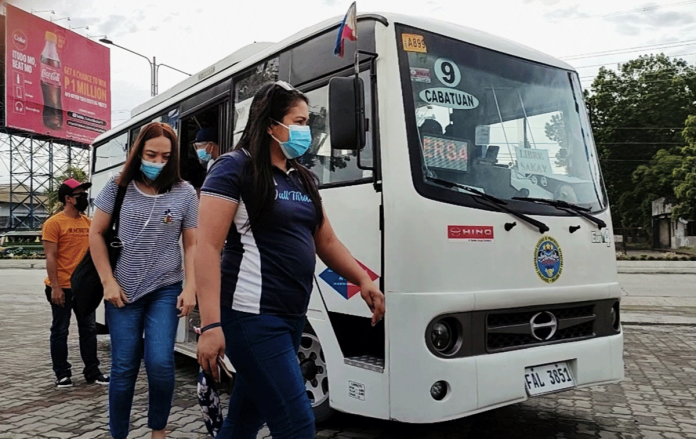 Commuters disembark from a modernized jeepney offering free ride in Iloilo province. The government’s “Libre Sakay” program will end on June 30, but this may be extended, according to the Land Transportation Franchising and Regulatory Board. JAPHET FAJARDO/PN