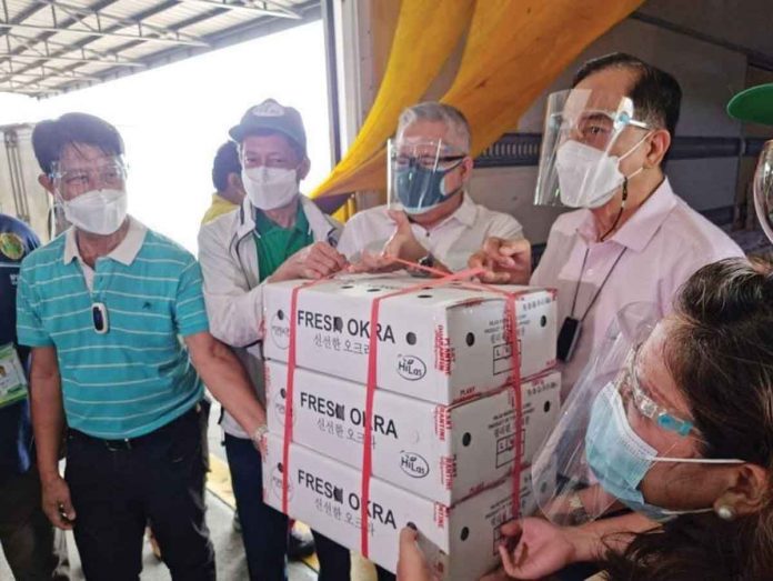 Agriculture assistant secretary Noel Reyes (from left to right), Philippine Okra Exports and Producers Association chairman Roberto Amores, Trade secretary Ramon Lopez, and Agriculture secretary William Dar hold boxes of Philippine okra about to be shipped to South Korea. PAL