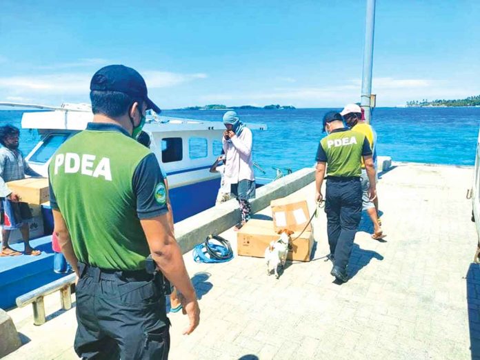 Operatives of the Philippine Drug Enforcement Agency use a trained dog to detect contrabands in Boracay Island, Malay, Aklan. PDEA-6 PHOTO