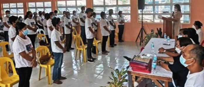 Household members from Lambunao, Iloilo are presented to the local government unit in this undated photo as among those exiting from the Pantawid Pamilyang Pilipino Program. PNA, DSWD PHOTO