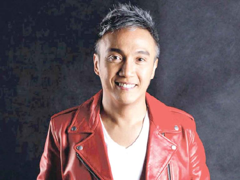 Arnel Pineda arrives in Chicago for Lollapalooza