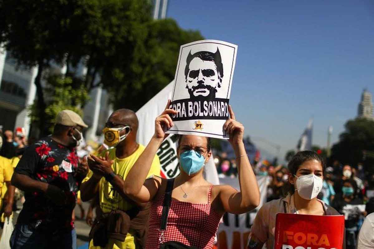 Brazilians protest against prexy over pandemic handling