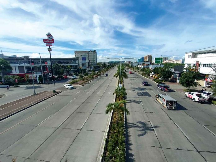 Iloilo City’s Sen. Benigno S. Aquino Jr. Avenue, also called Diversion Road, will soon be equipped with security cameras that could boost the city’s campaign against road violations and even crimes. JAPHET FAJARDO/PN