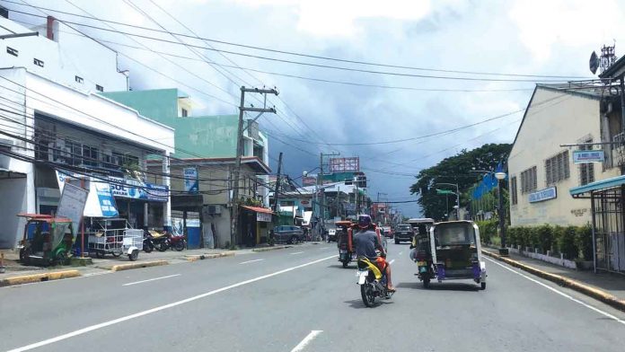 FEW ARE MOVING AROUND. General community quarantine limits the movements of people in accessing essential goods and services from permitted establishments. In Aklan, individuals below 18 years and adults above 65, those with immunodeficiency, comorbidity and pregnant women are required to stay at home at all times.