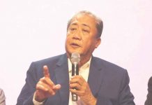 “Ngayon, ang dating papel na lisensya, card na, at valid pa for five years!” says DOTr secretary Arthur Tugade. PN FILE PHOTO