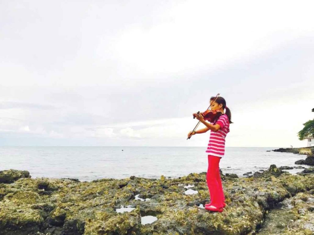 Playing the violin is one of her favorite hobbies when she was young.