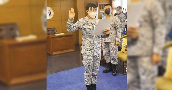 Janiuay, Iloilo’s Irish Magno, the first Filipina boxer to qualify for the Olympics, is the newest addition to the Philippine Navy. She took her oath on Aug. 19. IRISH MAGNO