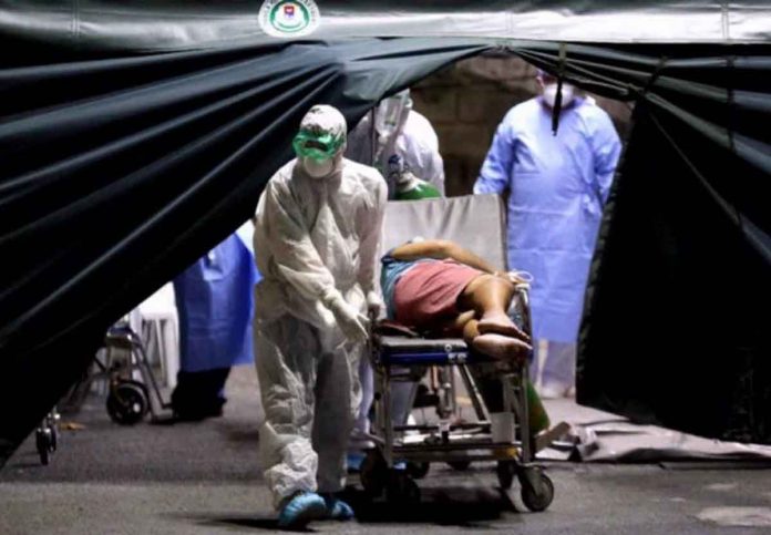 Health workers attend to a person-under-investigation for COVID-19 in a public hospital in the city of Manila. INQUIRER/RICHARD REYES