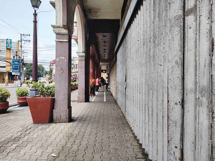 Non-essential businesses in the city of Iloilo remain closed due to the hard lockdown, which started on Tuesday. A hard lockdown limits movements to only authorized individuals and essentials and further reduces the operational capacity of transport and businesses, resulting in earnings and job losses. PANAY NEWS