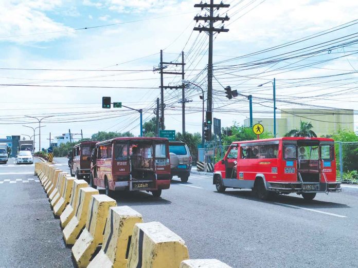 Drivers of public utility jeepneys welcome the Department of Transportation’s suspension of the “no inspection, no registration” policy. The Land Transportation Office in Region 6 says vehicle inspection in private motor vehicle inspection centers is now optional. Photo shows jeepneys on General Luna Street, Iloilo City. PANAY NEWS PHOTO