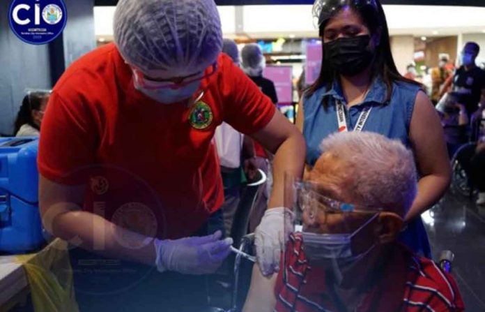 Senior citizens avail of the rollout of the Johnson & Johnson (Janssen) COVID-19 vaccine in Tacloban City. FACEBOOK/TACLOBAN CITY CITY INFORMATION OFFICE