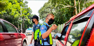 Photo shows LTO-6 personnel inspecting a vehicle in front of Arevalo Elementary School in Arevalo, Iloilo City. PANAY NEWS PHOTO