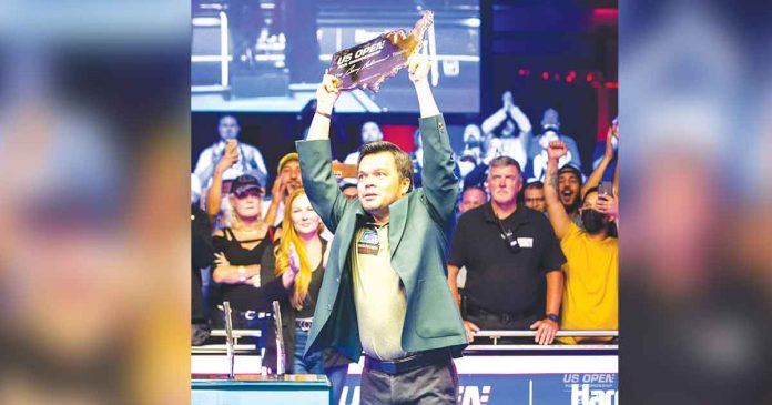 Carlo Biado proudly raises his US Open Pool championship trophy after his finals round victory over Aloysius Yapp of Singapore on Saturday night (Sunday in the Philippines) at Harrah's Resort Atlantic City in New Jersey. Biado is the second Filipino player to win the title, following Efren “Bata” Reyes, who ruled the same competition in 1994. MATCHROOM POOL/TWITTER