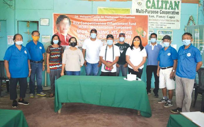 Five farmers’ groups in Panay, Capiz, ink a memorandum of agreement with the Department of Agriculture- Philippine Center for Postharvest Development and Mechanization in Barangay Calitan for the delivery of farm equipment such as a four-wheel tractor, hand tractor, floating tiller, and riding type transplanter. DA-6