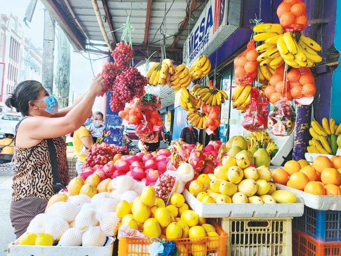 ‘TIS THE SEASON TO BE FRUITY. It’s that time of year again. Stalls at the Iloilo Central Market are teeming with a variety of colorful fruits abundant in the months leading up to December. The availability of lots of fruits is one of the greatest things about the holiday season.