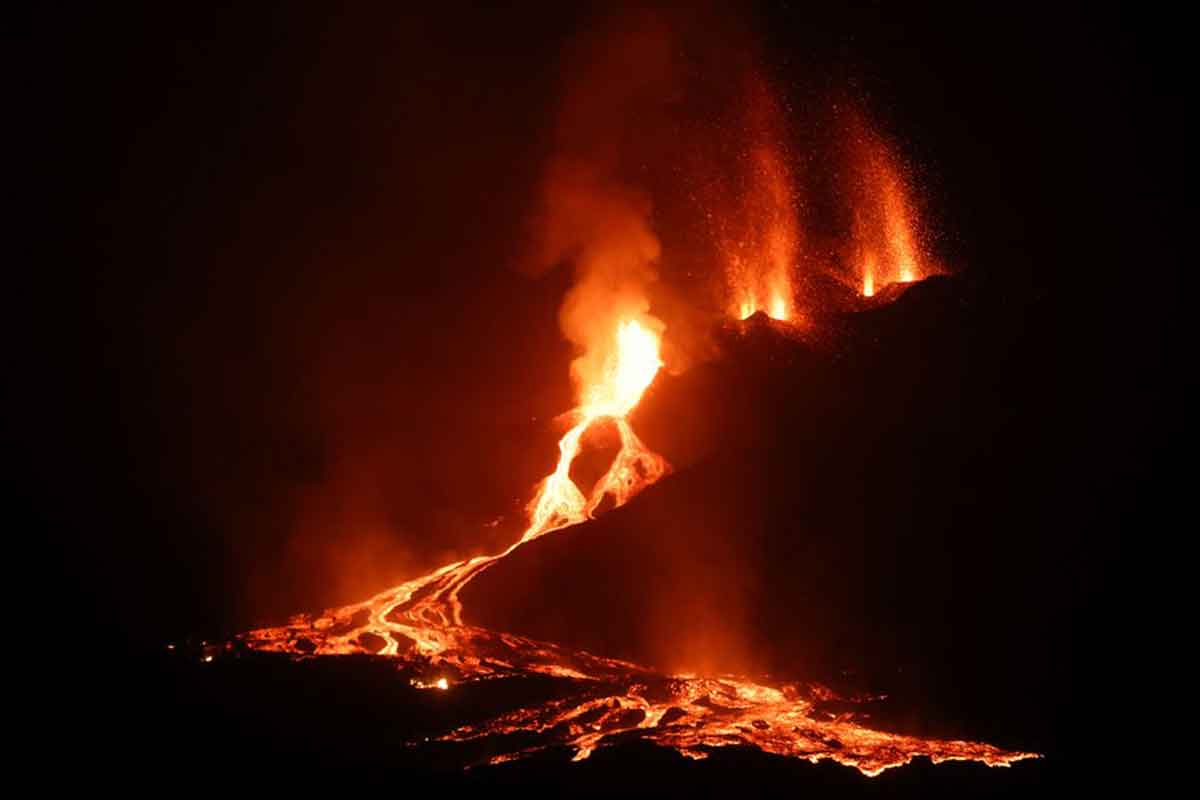 La Palma volcano spurts again as lava nears sea