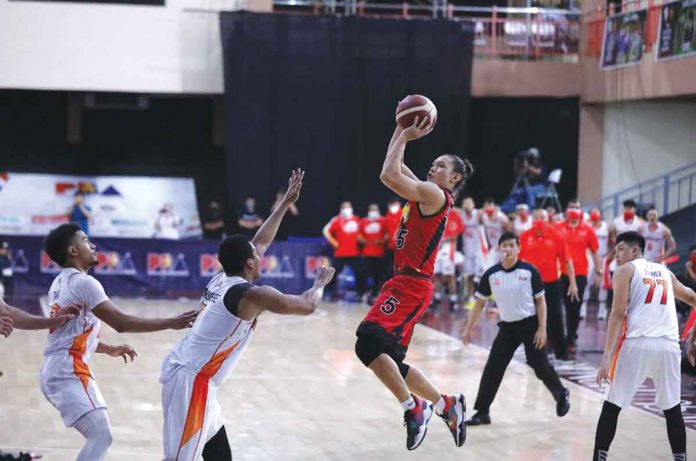 San Miguel Beermen’s Alex Cabagnot (5) with his game-winning fade away basket over the defense of NorthPort Batang Pier’s Sidney Onwubere during Sunday’s PBA best-of-three series match. PBA