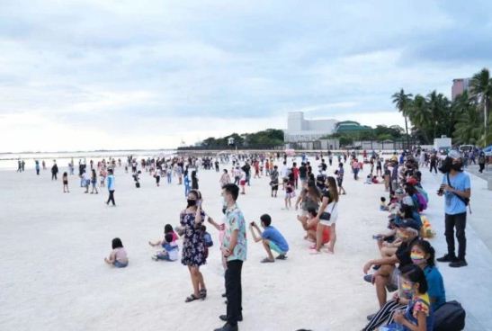 Local tourists flocked to Manila Bay’s dolomite beach