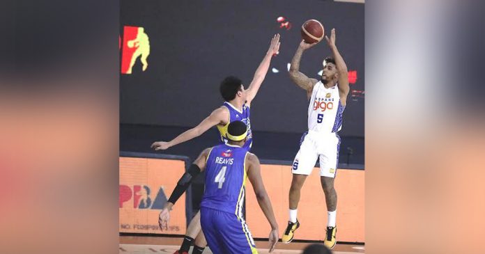 TNT Tropang Giga’s Michael Williams pulls up for a basket over the defense of Magnolia Pambansang Manok Hotshots’ Ian Sangalang. PBA MEDIA BUREAU