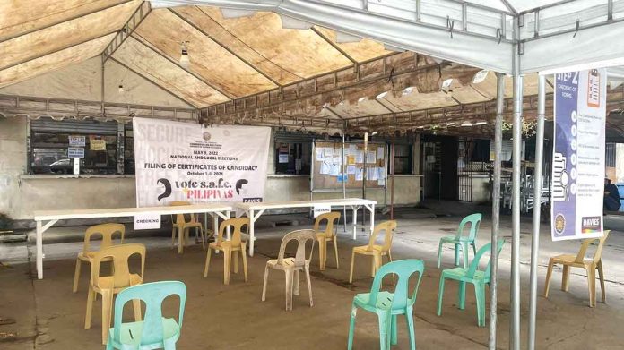 Empty seats at the Commission on Elections Office in Bacolod City greet the press on the first hour of the filing of certificates of candidacy on Oct. 1. BACOLOD CITY COMELEC