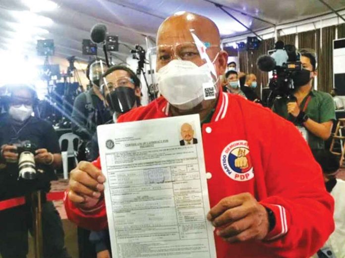 SURPRISE CANDIDATE. Senator Ronald “Bato” dela Rosa files his certificate of candidacy for president. INQUIRER PHOTO