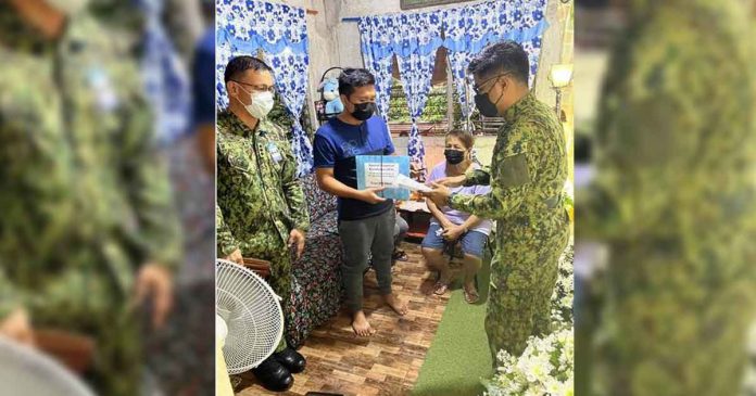 The Agting family represented by Elgin Fred Agting (center) receives financial assistance from the Police Regional Office 6. Police Staff Sergeant Elvin Agting of the Bugasong, Antique police station was shot by a mentally-challenged man when he responded to a shooting. PRO-6 PHOTO