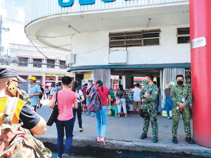 Iloilo City’s downtown area is buzzing with shoppers on the metro’s first day under a heightened general community quarantine. Policemen are strictly enforcing the health protocols. “Let us continue observing them to remain under a lower quarantine classification,” says Mayor Jerry Treñas. PANAY NEWS PHOTO