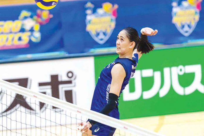 Saitama Ageo Medics’ Jaja Santiago goes for a spike against the Okayama Seagulls. V.LEAGUE PHOTO