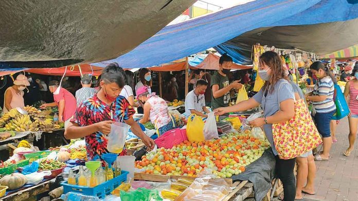 Vegetable and fruit stalls in Iloilo City’s Jaro Big Market are bustling with customers on Thursday. Despite the declining coronavirus disease 2019 cases in the metropolis, the city government still enforces rigorous quarantine measures. Iloilo City will be under a general community quarantine starting tomorrow. PANAY NEWS PHOTO