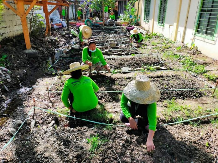 These residents of Barangay Nabitasan, La Paz, Iloilo City benefitted from the Department of Labor and Employment’s Tulong Panghanapbuhay sa Ating Disadvantaged/Displaced Workers program. PHOTO FROM BRGY KGD. JOHN JESNER PERCE PUNSARAN