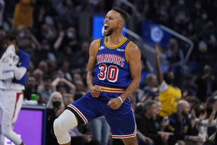 Golden State Warriors guard Stephen Curry reacts after making a three-point shot against the Los Angeles Clippers. AP PHOTO/TONY AVELAR