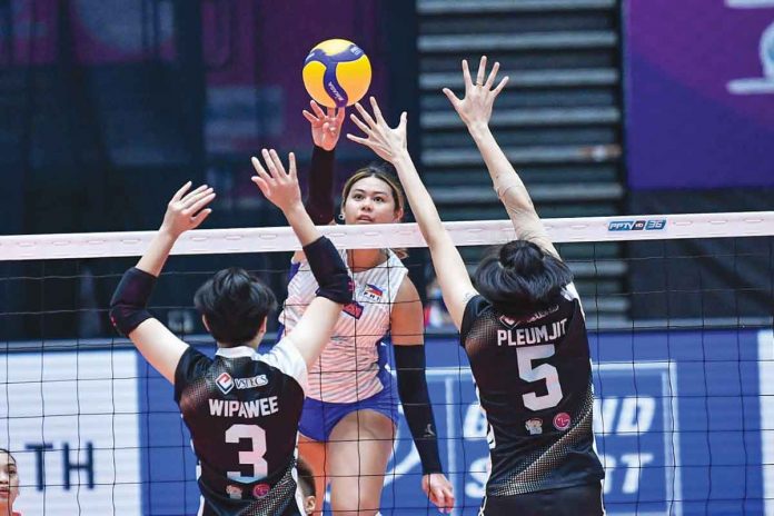 Choco Mucho-Philippines’ Tyler Marie Kalei Mau attempts a drop shot against the defense of Supreme Chonburi’s Wipawee Srithong and Pleumjit Thinkaow. AVC PHOTO