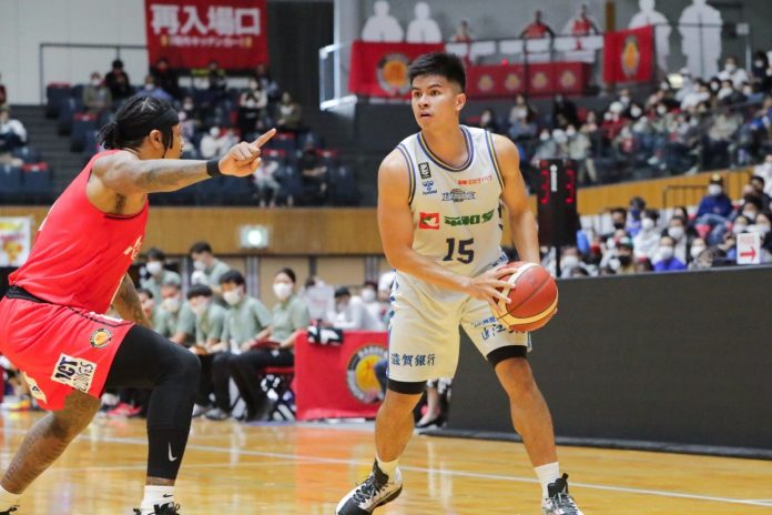 Ilonggo Kiefer Ravena had a solid outing in Shiga Lakestars’ win over Nagoya Golden Dolphins on Oct. 24, 2021. B.LEAGUE PHOTO