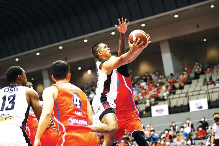 Ilonggo Ferdinand “Thirdy” Ravena III of San-En NeoPhoenix attacks a defender from the Hiroshima Dragonflies during their 2021-2022 Japan B.League game. B.LEAGUE PHOTO