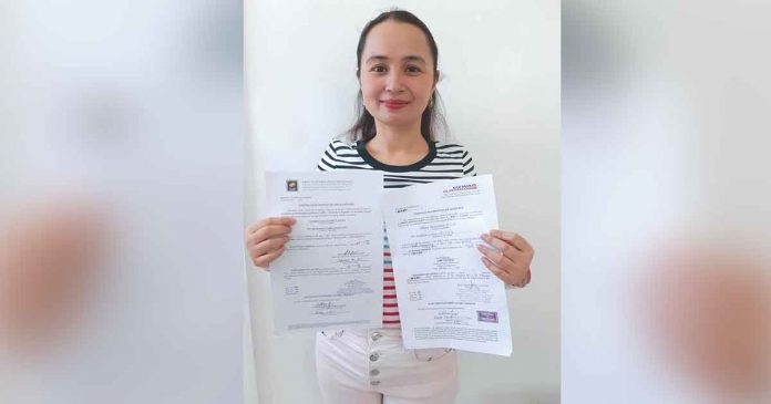 Reelectionist Iloilo City councilor, Dr. Candice Magdalane Tupas files her certificate of candidacy at the city Commission on Elections office.