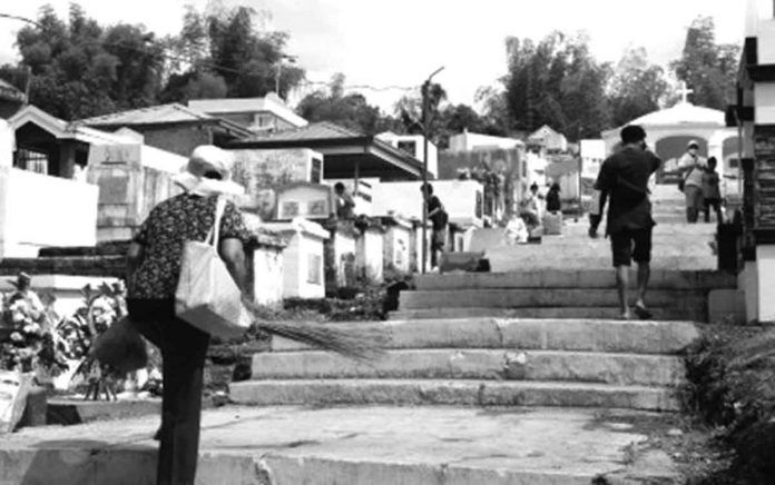 An increase in the number of people visiting their dead loved ones at the Sibalom Municipal Cemetery was noticed on Oct. 28, 2021, a day before its closure. PHOTO COURTESY OF RADYO KAABYANAN