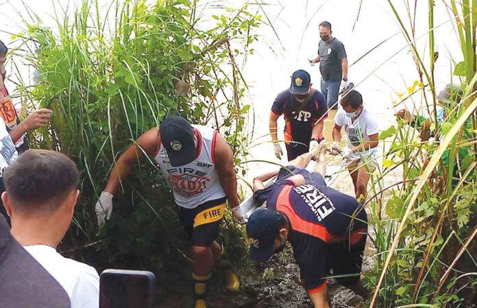 Personnel of the Passi City Fire Station retrieve the body of an elderly found dead on Monday in Barangay Quinagaringan Pequeño. PASSI CITY BFP