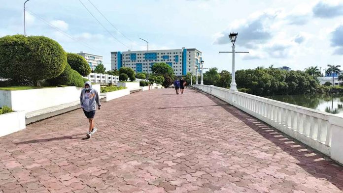 People enjoy the fine weather while jogging at the Iloilo River Esplanade. PANAY NEWS PHOTO