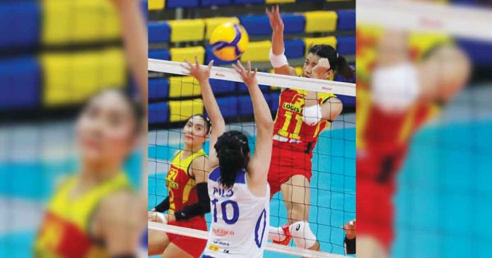 F2 Logistics Cargo Movers’ Kim Kianna Dy scores on a spike. PNVF PHOTO