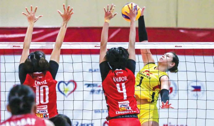 F2 Logistics Cargo Movers’ Kalei Mau attempts to score past the defense of Chery Tiggo Crossovers’ Maika Ortiz and Jasmine Nabor. PNVF PHOTO