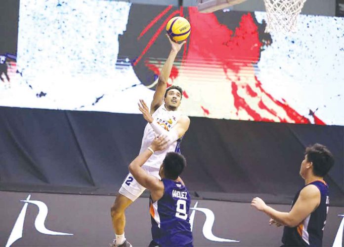 TNT Tropang Giga’s Jeremiah Gray with a one-hander attempt while being defended by Meralco Bolts’ Dexter Maiquez. PBA PHOTO