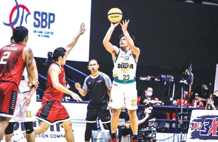 Sista Super Sealers’ John Kenneth Mocon drills an outside basket during their Pool B match against Barangay Ginebra San Miguel Kings. PBA MEDIA BUREEAU