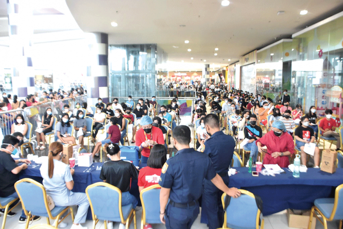 Bacolod City residents flock at SM City Bacolod on the first day of the “Bayanihan Bakunahan” on Monday, Nov. 29, 2021. BACOLOD CITY PIO