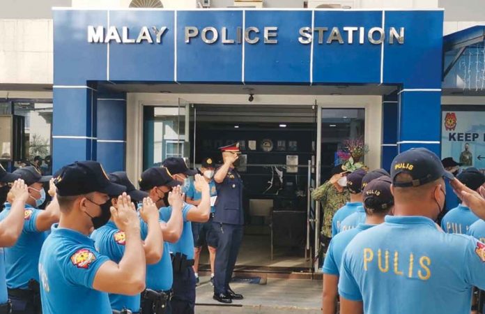 With many policemen around, tourists should feel safe in Boracay Island. With the influx of domestic tourists, simulation drills were conducted to assess the capability and readiness of the police force in the island. PHOTO BY MALAY AKLAN PNP