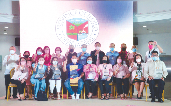 Gov. Arthur Defensor Jr. and department heads of the Iloilo provincial government hold plaques recognizing Iloilo’s outstanding performance in various categories of the annual Search for Excellence in Local Governance Awards: Rising Above the Challenge. BALITA HALIN SA KAPITOLYO