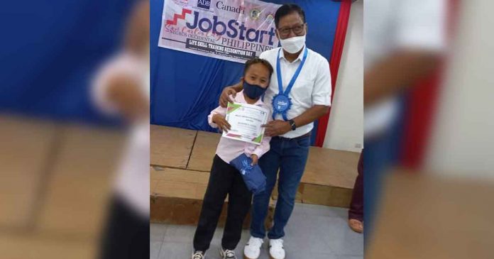 HEIGHT DOESN’T MATTER. Regional Director Sixto Rodriguez Jr. awards a Certificate of Recognition to Richard Alpanta as one of the most improved JobStarter awardee. The 24-year-old graduate was hired on the spot by the Department of Labor and Employment to work at its Negros Occidental Field Office. DOLE-6 PHOTO