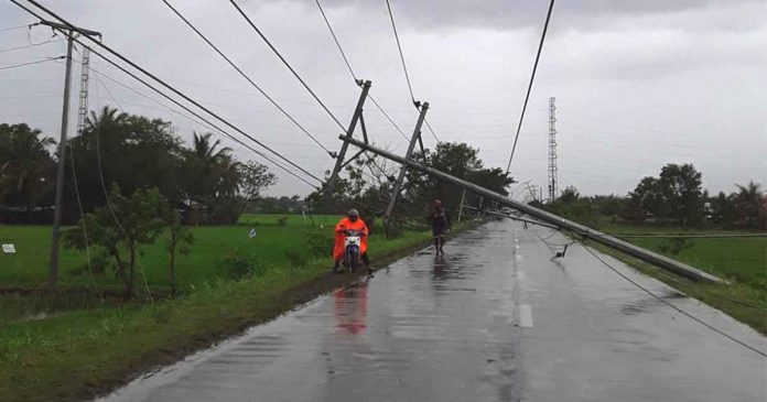 Electric posts in Barangay Lapayon, Leganes, Iloilo collapsed due to the strong winds of super typhoon “Odette”. The collapse triggered a long power interruption and rendered the road impassable. Residents urge the Iloilo Electric Cooperative 1 to fix the broken posts as quickly as possible. PN PHOTO