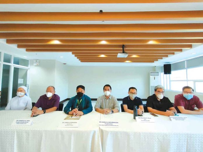 Key officials of seven private hospitals in Iloilo City say they are ready to renew their accreditation with PhilHealth once the latter settles its debts with them. (From left) Sr. Arcelita Sarnillo, SPC, administrator, St. Paul’s Hospital of Iloilo; Dr. Marcelo N. Jaen, president/medical director, Medicus Medical Center; Dr. Elmer Pedregosa, administrator, Iloilo Mission Hospital; Dr. Danilo Encarnacion, president/chief executive officer, Metro Iloilo Hospital and Medical Center, Inc.; Dr. Felix Ray Villa, CEO, The Medical City Iloilo; Dr. Alejandro Emmanuel Rivera, president/medical director, Iloilo Doctors’ Hospital; and Dr. Nathaniel Chan, chief operating officer, Qualimed Hospital Iloilo. PANAY NEWS PHOTO